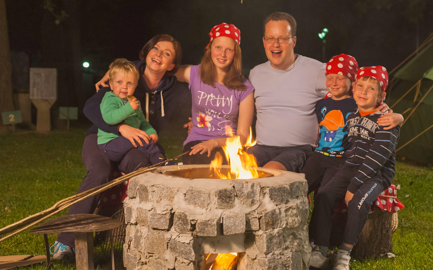 Kampiranje v sončnem gaju